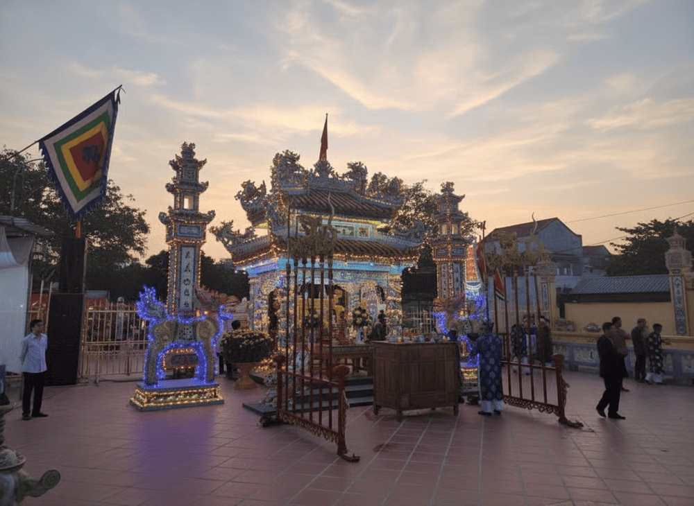 Đền Thái Dương giúp du khách hiểu thêm về tín ngưỡng ven biển và đời sống tinh thần của người dân nơi đây .